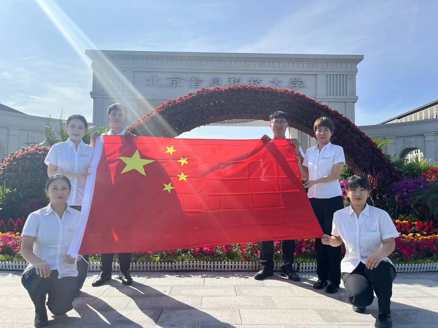 我和國旗合個影，曬出濃濃愛國情